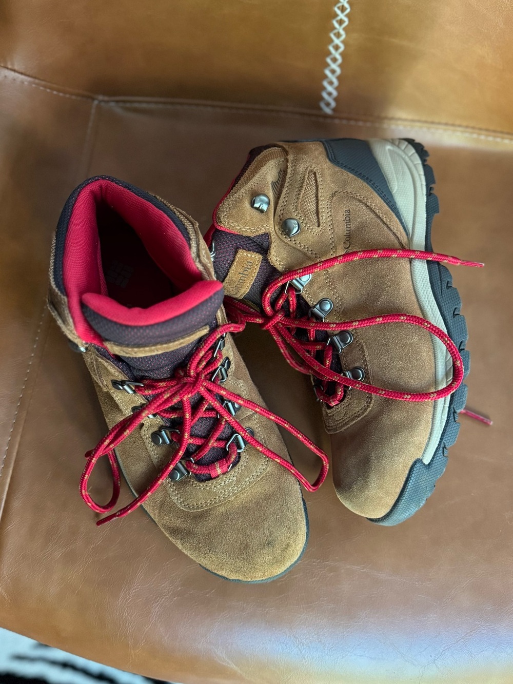Women’s Columbia Newton Ridge Brown Suede Hiking Boots Red Lining size 7.5 EUC